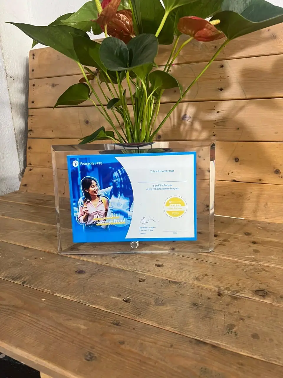 Bảng vinh danh pha lê mã 092