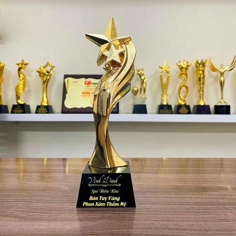 Cúp kim loại 3 ngôi sao đế pha lê mã 055