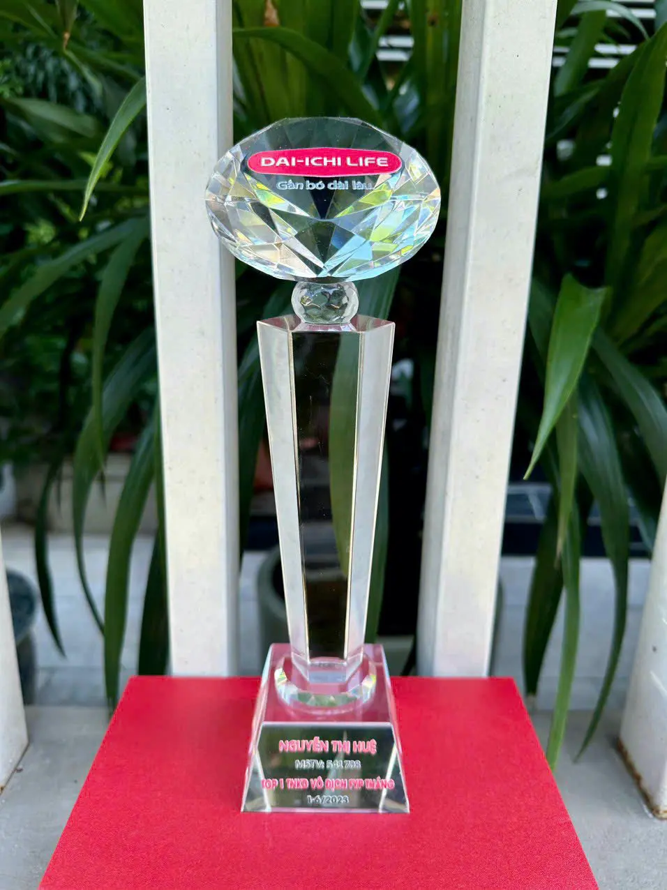 Cúp pha lê thân trụ đỉnh viên kim cương cao cấp mã 105