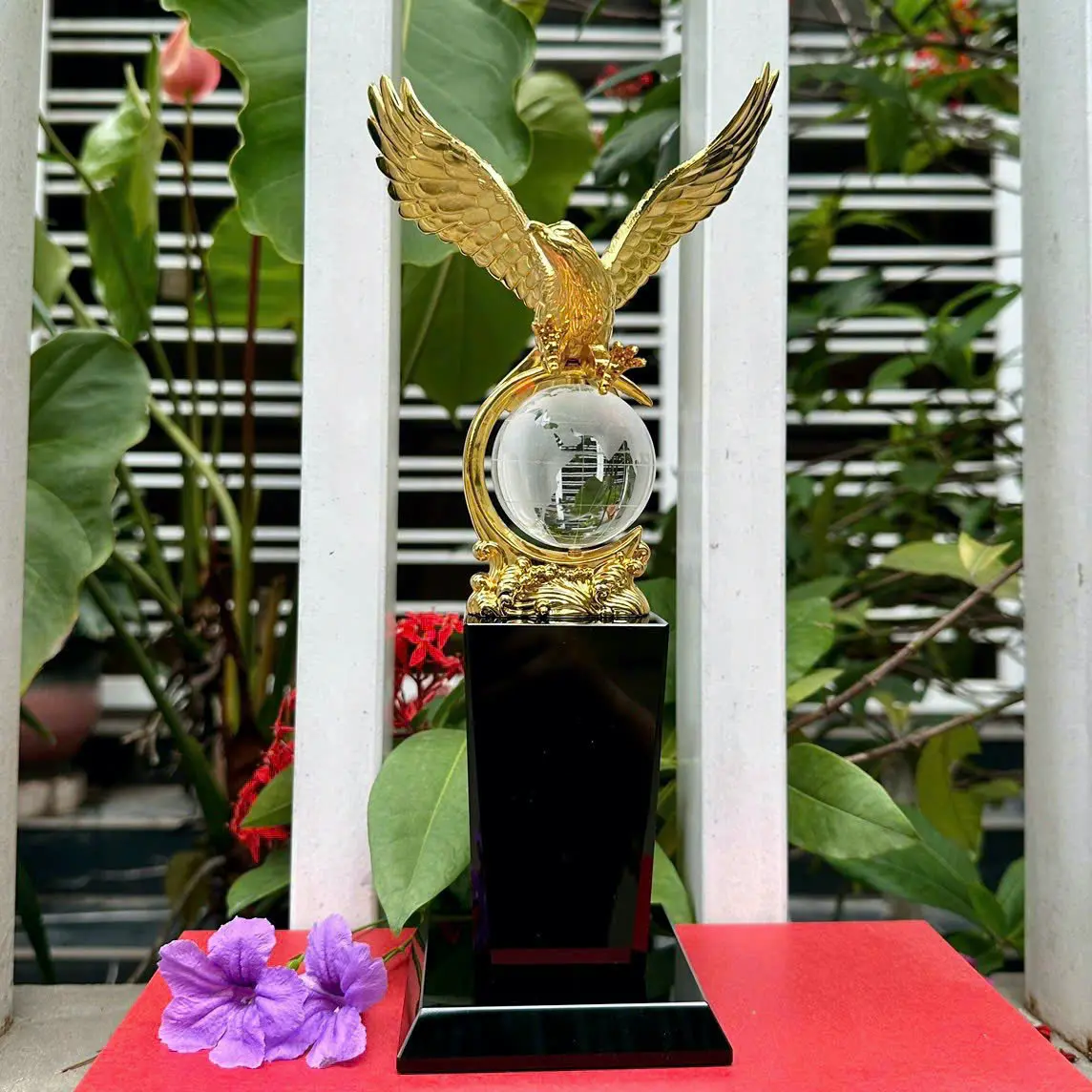 Cúp pha lê đại bàng ôm quả địa cầu mã 242