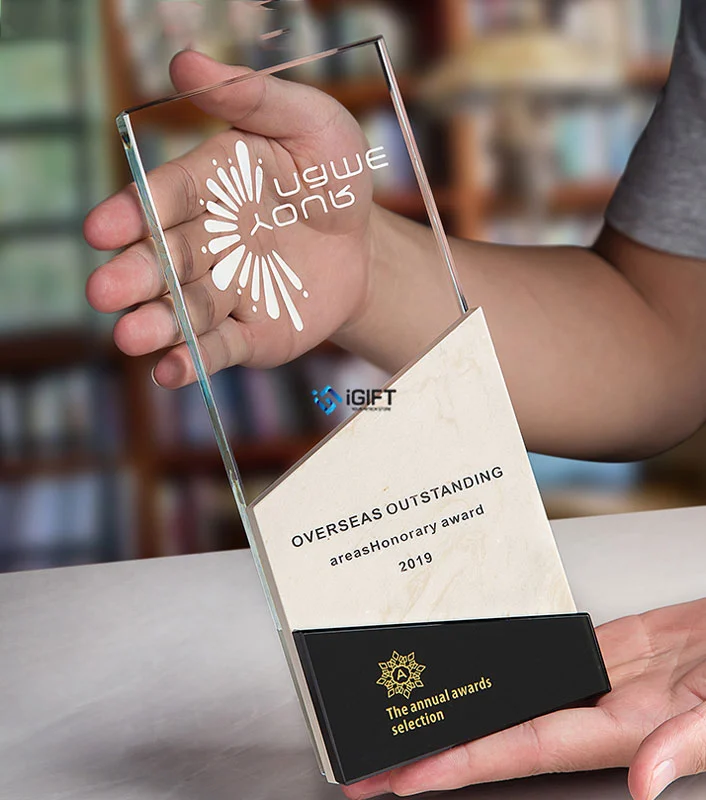 Cúp pha lê hình chữ nhật đế đen mã 272